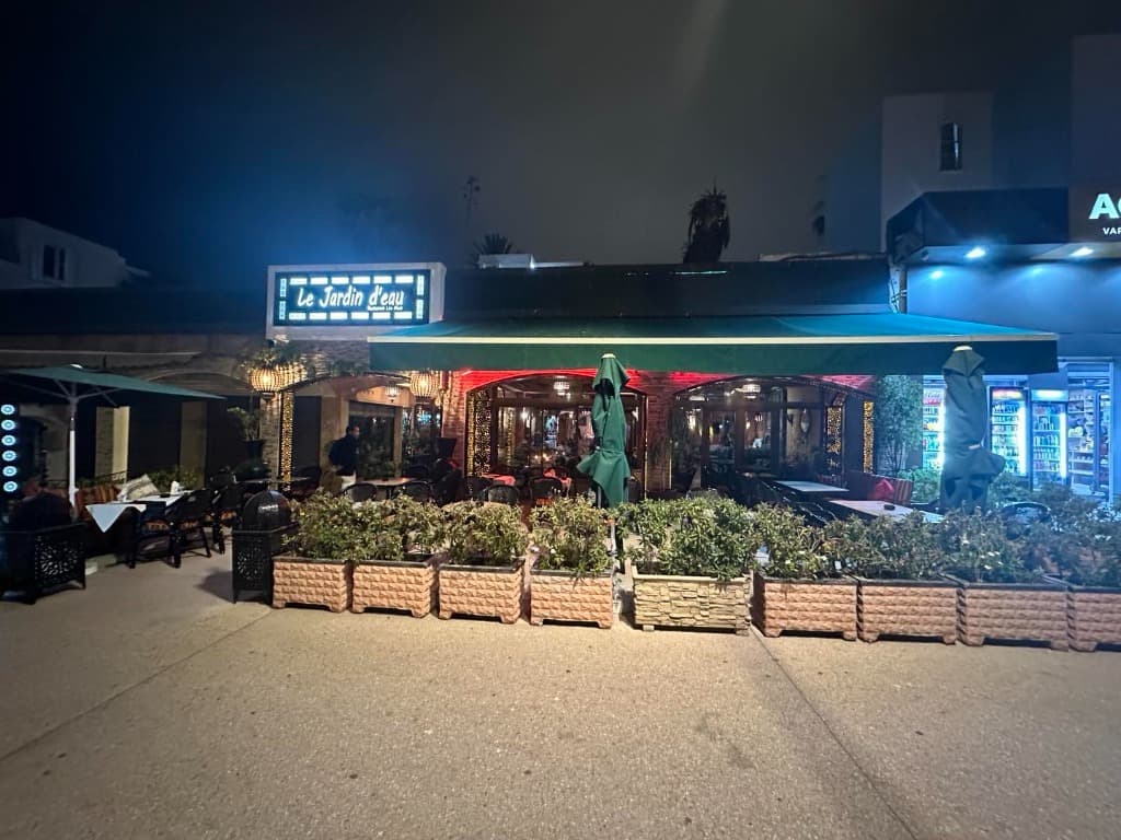 Façade du restaurant de nuit